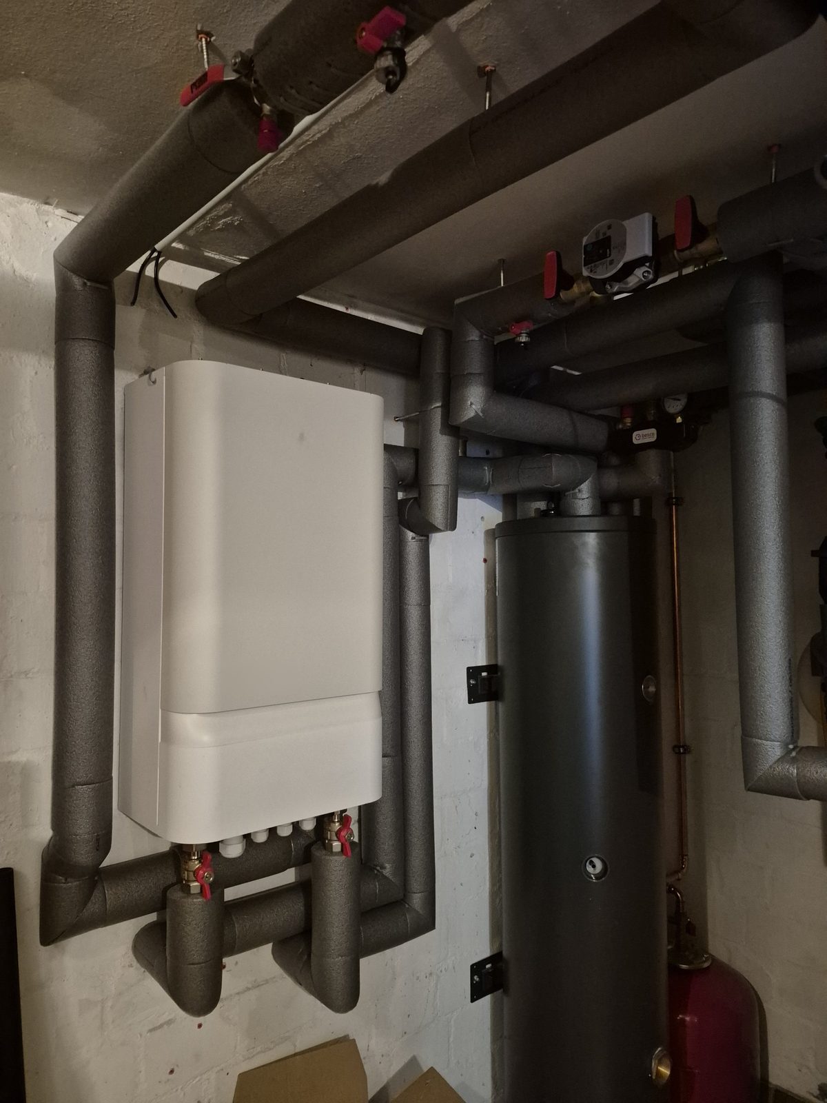Gedämmtes Hydraulikmodul und Pufferspeicher einer Luft-Wasser-Wärmepumpe im Keller